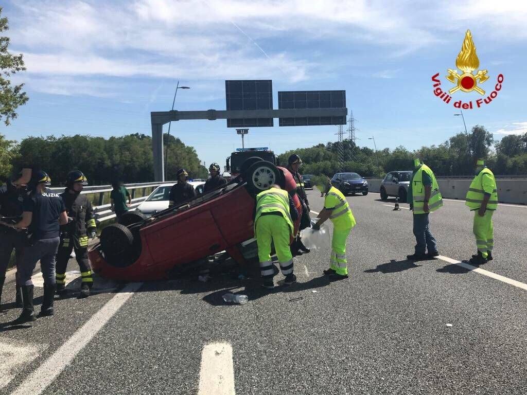 Auto si ribalta sulla Milano-Como a Turate, 47enne ferito trasportato al Sant’Anna autostrada ribaltato Turate