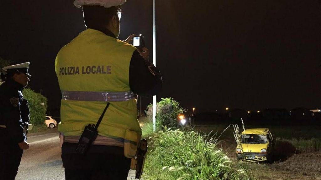 polizia locale paderno auto ribaltata 1024x576