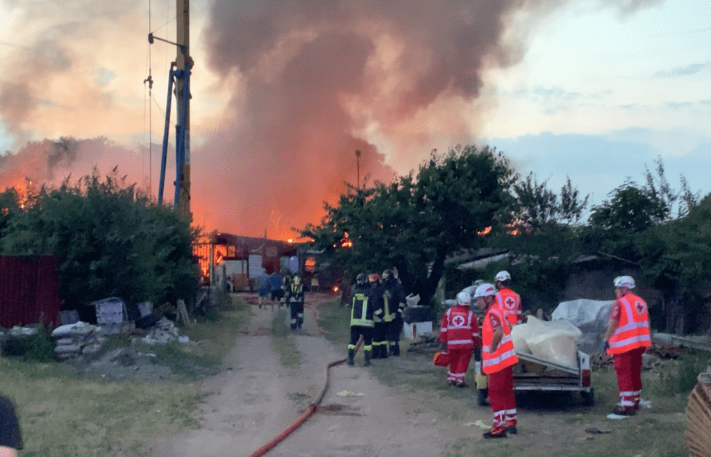 Paderno, devastante incendio: legno, cani e materiali edili tra le fiamme incendio paderno fumo fiamme 1024x658