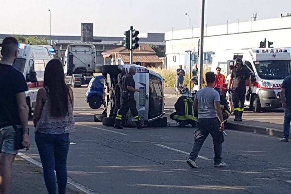 Cusano, incidente da paura all’incrocio: auto si ribalta. Tre feriti incidente auto cusano 1024x683