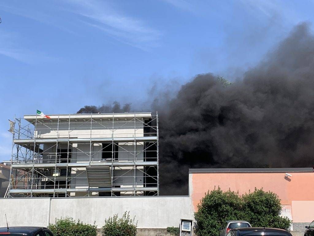 Paderno, incendio in una casa classe zero: alta colonna di fumo nero 69045E74 C485 43B0 8DDC F8C62DFDB448 1024x768