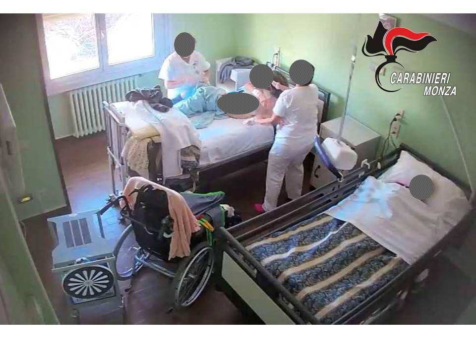 Botte in ricovero, 7 licenziati. Agli anziani: “Ma quando muori?” casa riposo besana brianza