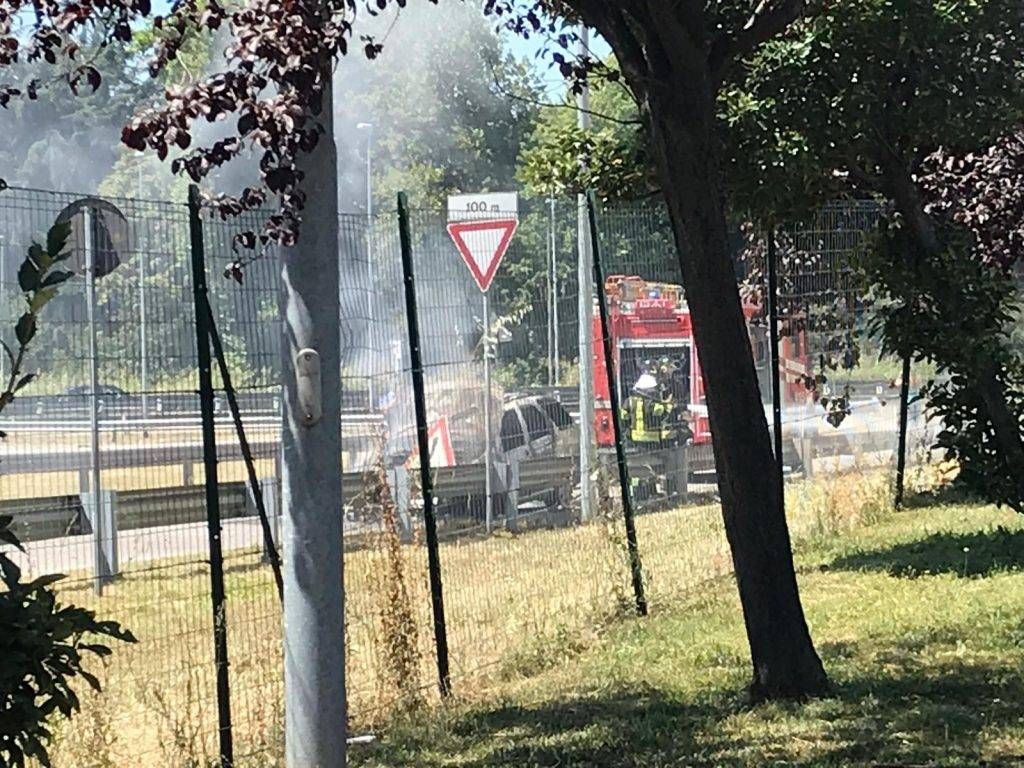 Paderno, auto in fiamme sulla Milano-Meda, pompieri in azione Milano-Meda auto fiamme
