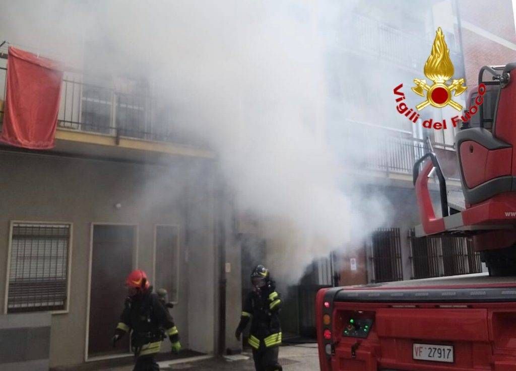 Incendio nel condominio, 6 evacuati dai pompieri, alcuni in ospedale Venegono3 1024x737