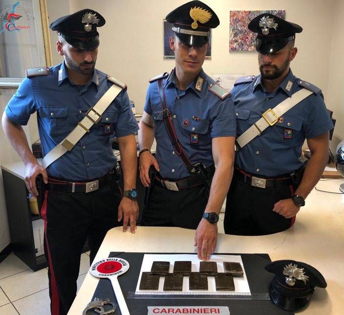 Ubriaco alla guida fermato e denunciato e spacciatore arrestato in flagranza a Cantù carabinieri droga cantù