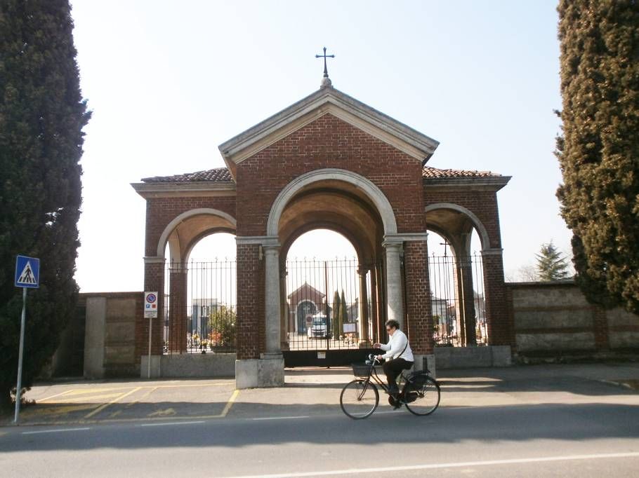 Uboldo: gestivano il cimitero… da Napoli. Incarico revocato cimitero