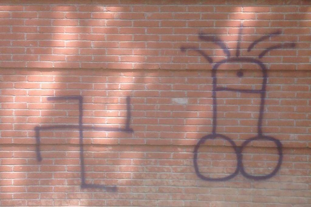 Cusano, svastica e graffiti hard: caccia ai vandali a luci rosse graffito cusano svastica 1024x682