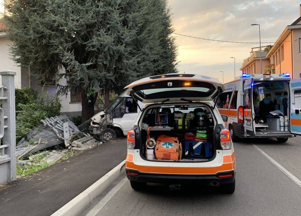 Bollate, furgone si schianta in un giardino: ferito un 50enne 5C9AB2D1 304A 427D 801D AB7748CEF7AA e1566152274430 1024x735