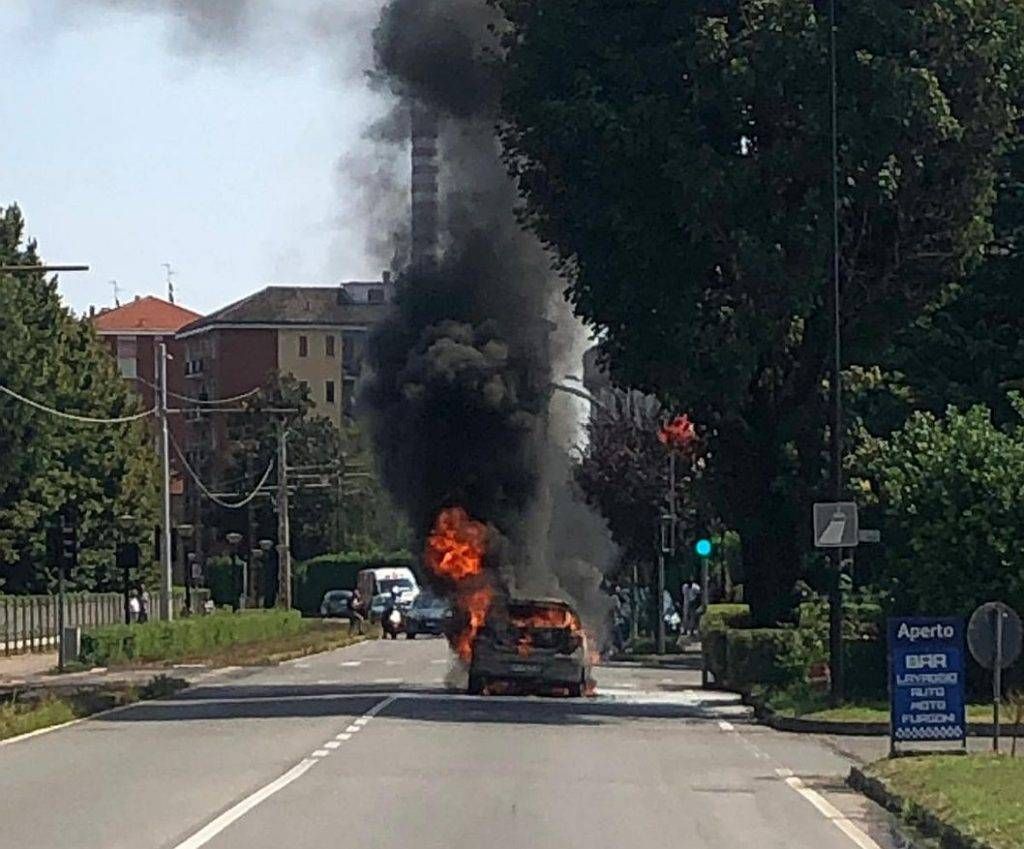 Auto prende fuoco in strada a Limbiate, pompieri ed elicottero sul posto LimAutoIncendiataOK 1024x849