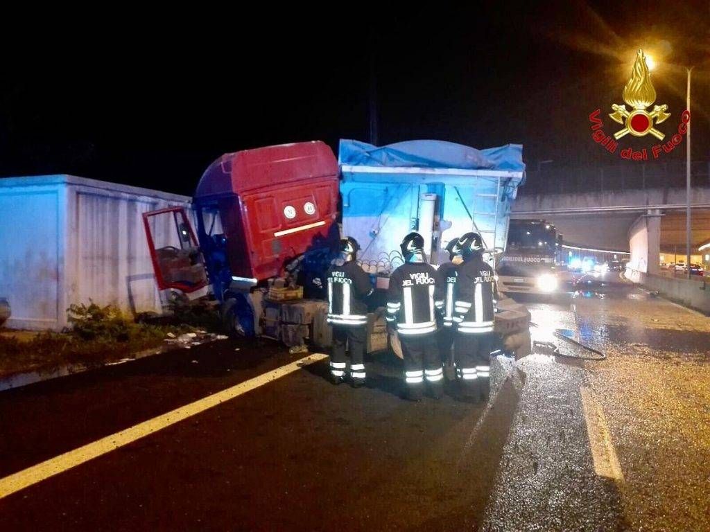 Tir colpisce una vasca antincendio, migliaia di litri d’acqua sulla strada di Malpensa Malpensa Vigili del fuoco