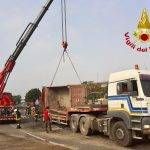 tragedia sfiorata camion ribaltato