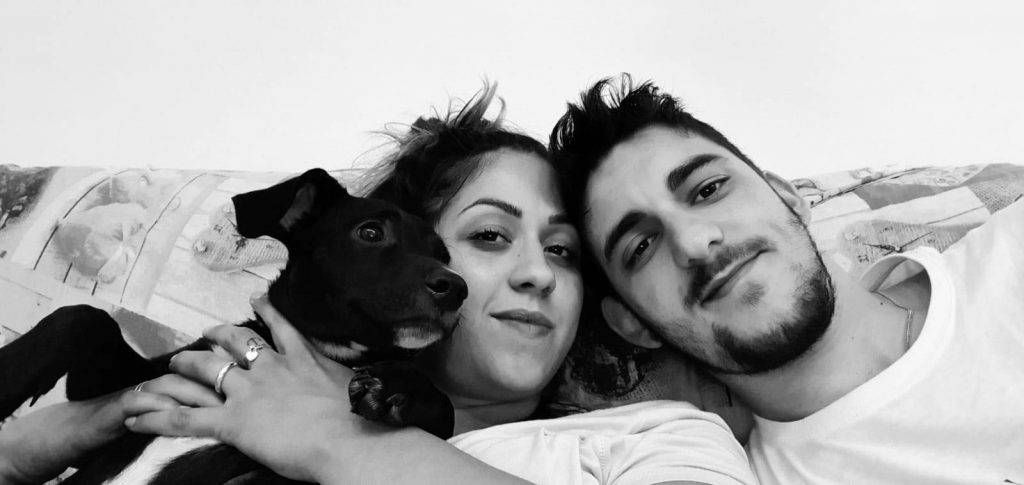 martina ricci col cane ucciso 1024x485