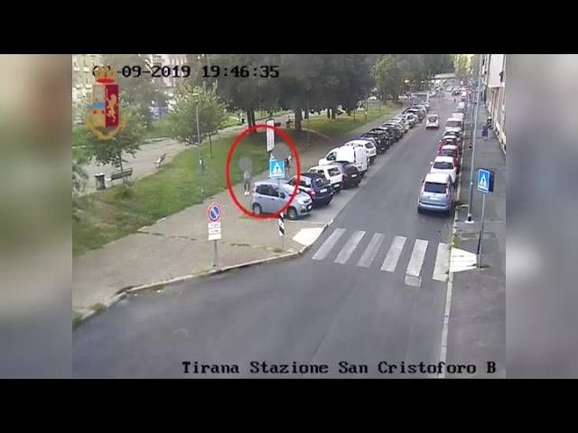 Coltellate a caso contro un uomo e i suoi 2 figli; Milano, 23enne arrestato dalla Polizia – VIDEO sddefault 2