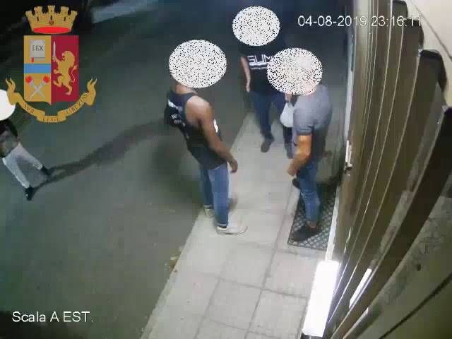 Picchiato brutalmente per il telefono, un rapinatore ha agito anche a Cesate sddefault