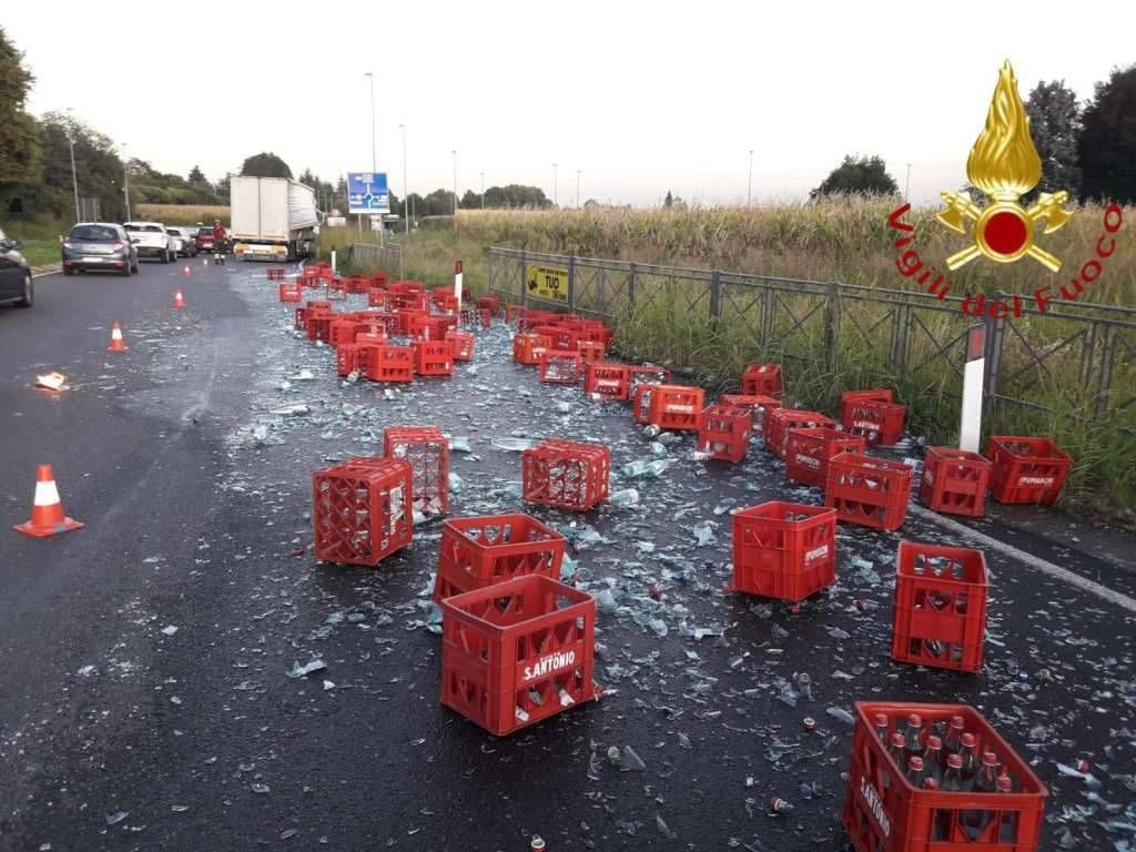 Lomazzo, camion perde il carico: la bibita Spumador inonda la strada spumador lomazzo camion 1024x768