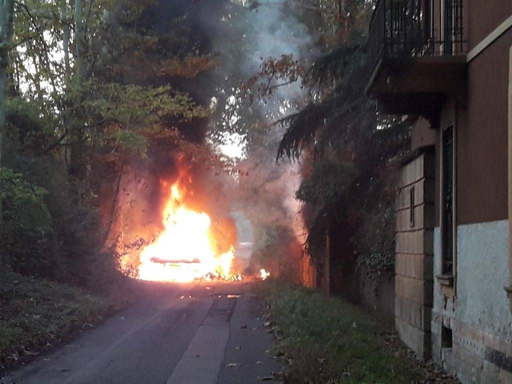 Furgone incendiato sulla strada a Garbagnate | FOTO Furgone Garbagnate