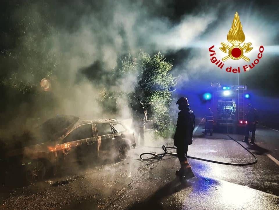 Limbiate, notte di fuoco nel Parco delle Groane: auto in fiamme, grave 33enne auto incendio limbiate