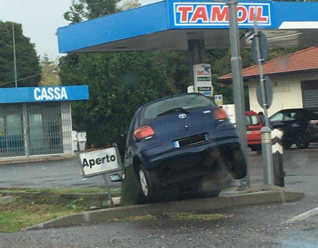 auto ribaltata paderno milano meda 1024x798