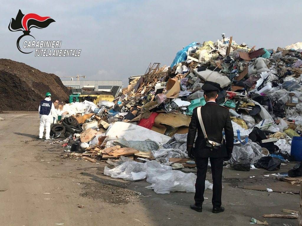 Origgio, 3.500 tonnellate di rifiuti speciali nascosti in un capannone: 2 denunciati noe rifiuti carabinieri