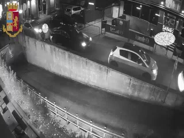 Scaraventato giù da un muretto per questioni di droga: 20enne in fin di vita | VIDEO sddefault 4