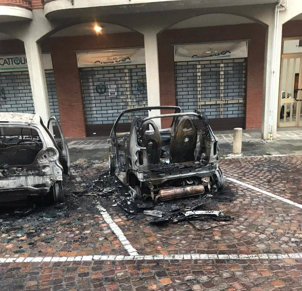 Due auto bruciate stanotte in pieno centro a Solaro Solaro auto bruciate