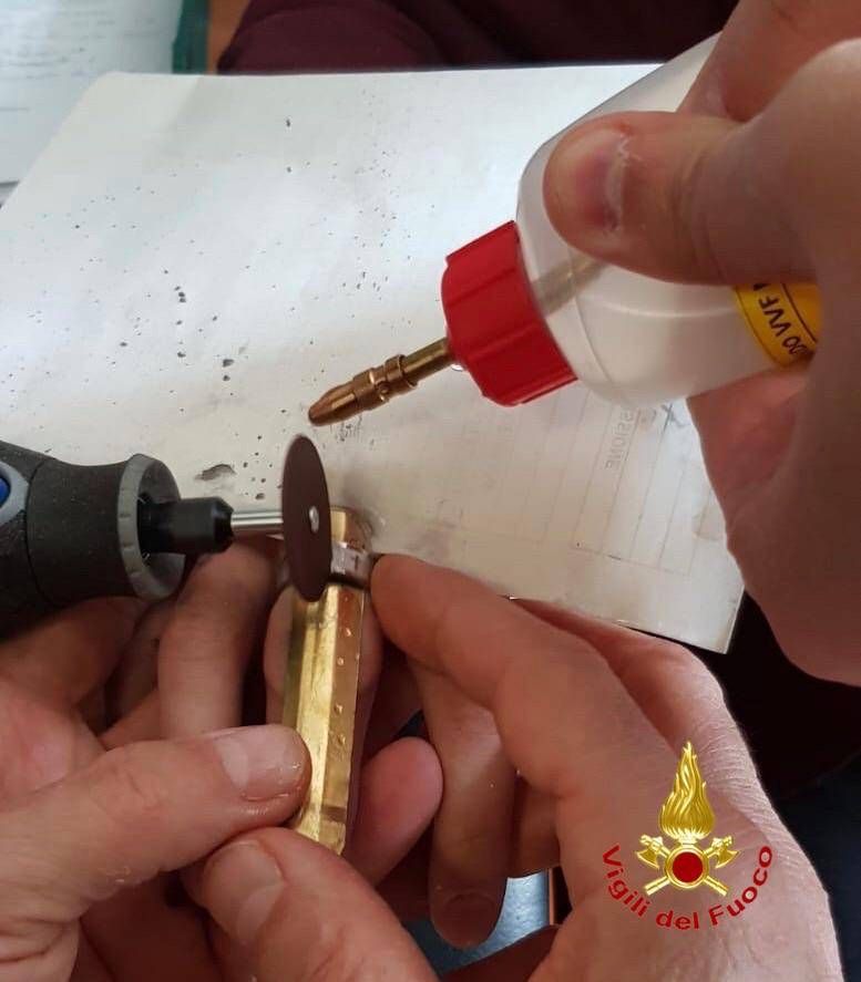 Anello incastrato sul dito di una 12enne, rimosso dai Vigili del fuoco | FOTO VVfAnello