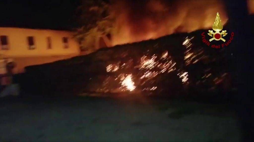 Alba di fuoco a Milano, 5 autovetture in fiamme | VIDEO maxresdefault 1024x576