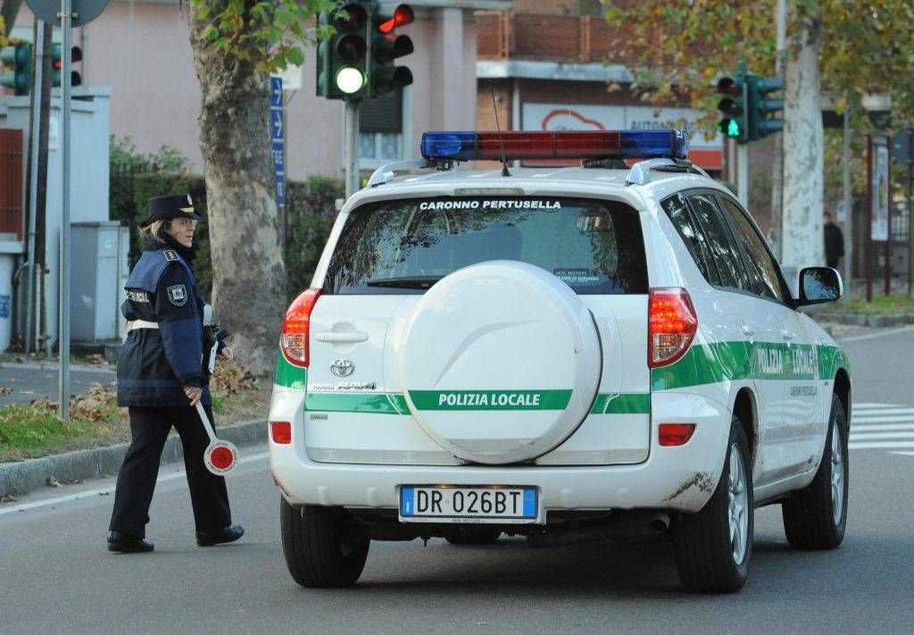 Incidente a Caronno, tamponamento e fuga: giallo su chi guidava l’auto polizia locale 3 1024x711