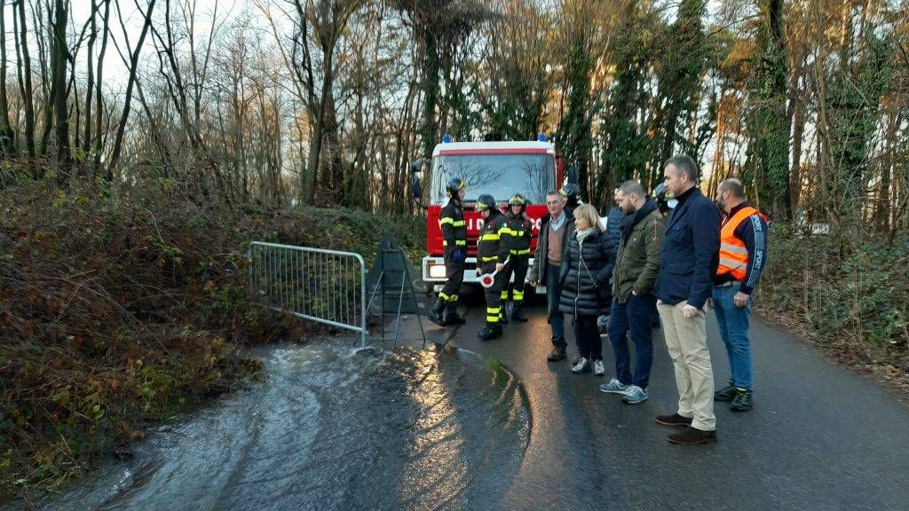 Un fiume sulla strada, chiusa la via dei boschi tra Cogliate, Misinto e Lazzate Strada chiusa Lazzate
