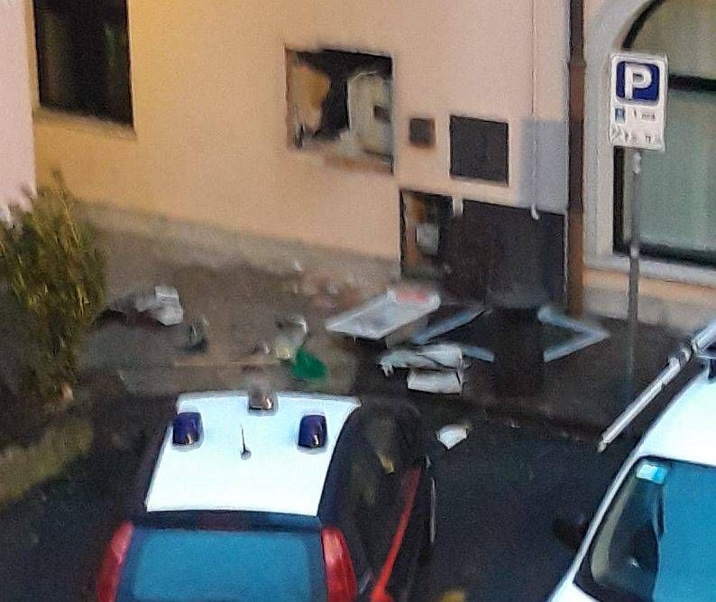 Misinto, esplosione in piena notte per far saltare il Bancomat davanti al Municipio Bancomat Misinto