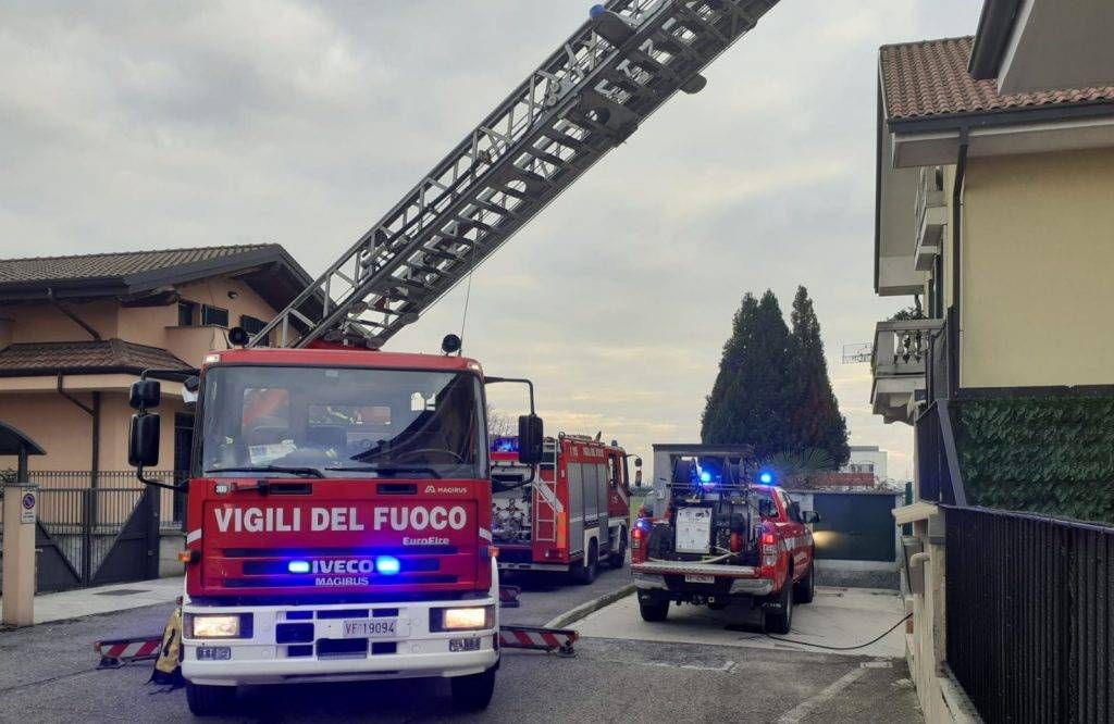 Incendio canna fumaria, Vigili del fuoco a Ceriano Incendio Ceriano