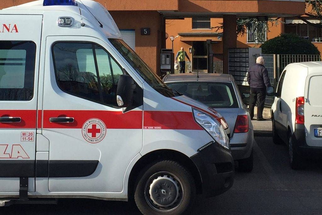 Tragedia a Barlassina, uomo precipita dal tetto durante dei lavori e muore I soccorsi