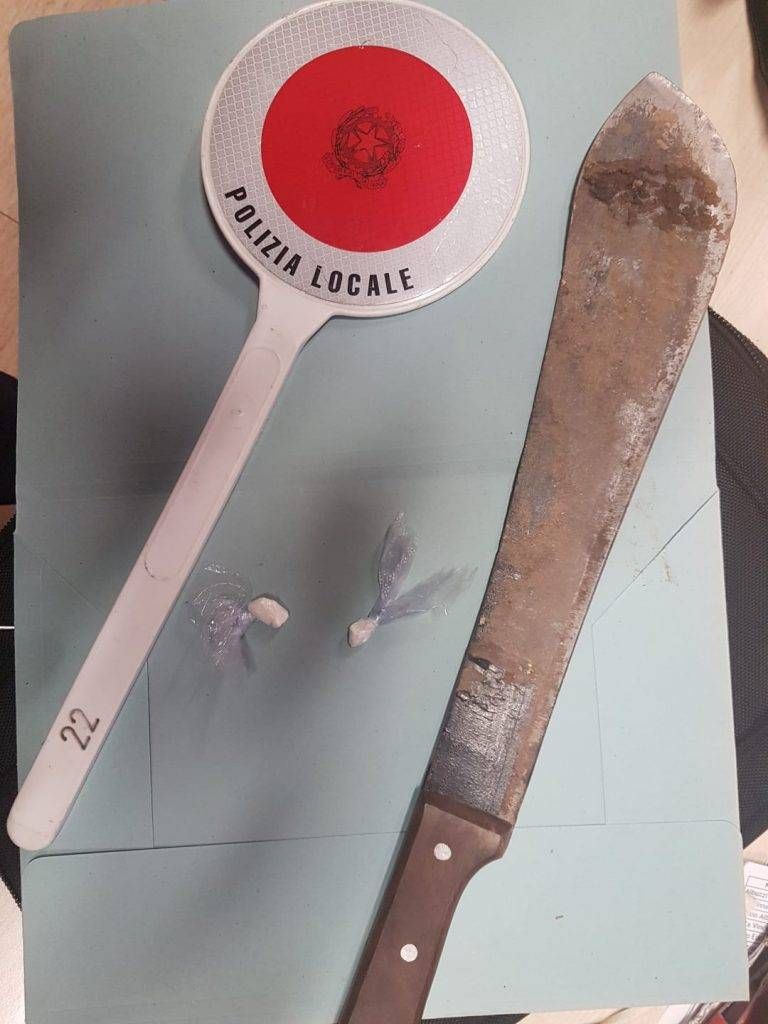 Senago, spacciatori in fuga nel parco delle Groane: lanciano machete e droga Senago Machete droga