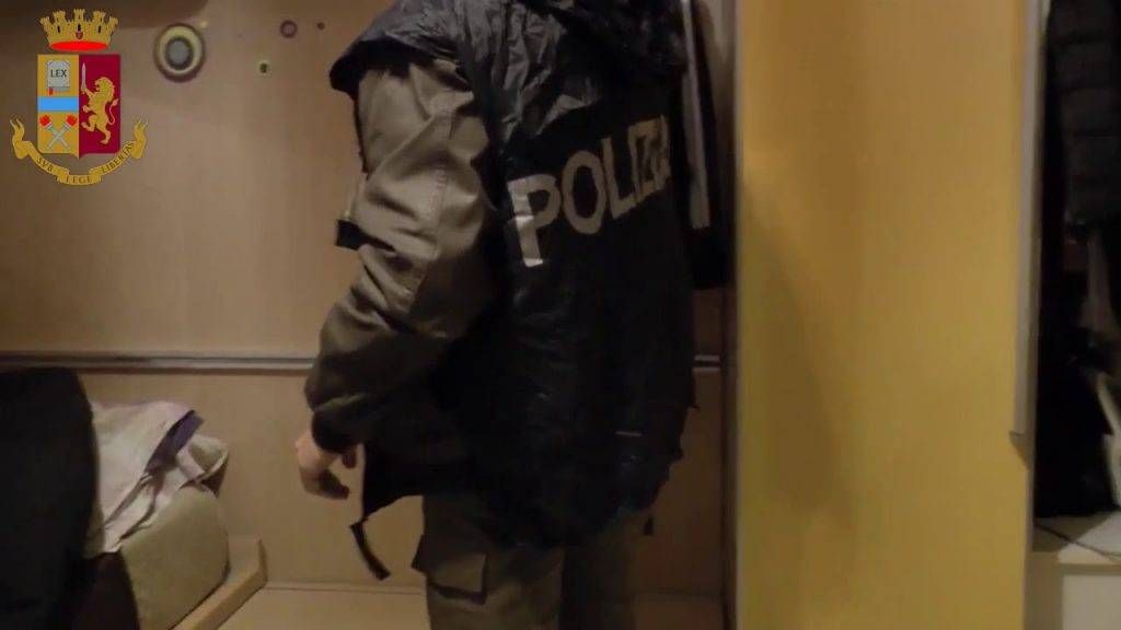 Lanciarono bottiglie contro i pompieri in azione, 10 denunciati: in casa 3 pistole scacciacani maxresdefault 3 1024x576