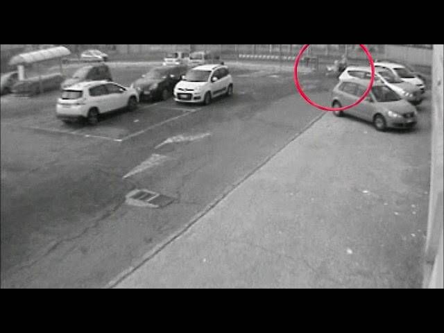 Seveso: rifiuti sul parabrezza per rubare la borsetta, scoperti da carabiniere fuori servizio | VIDEO sddefault 1