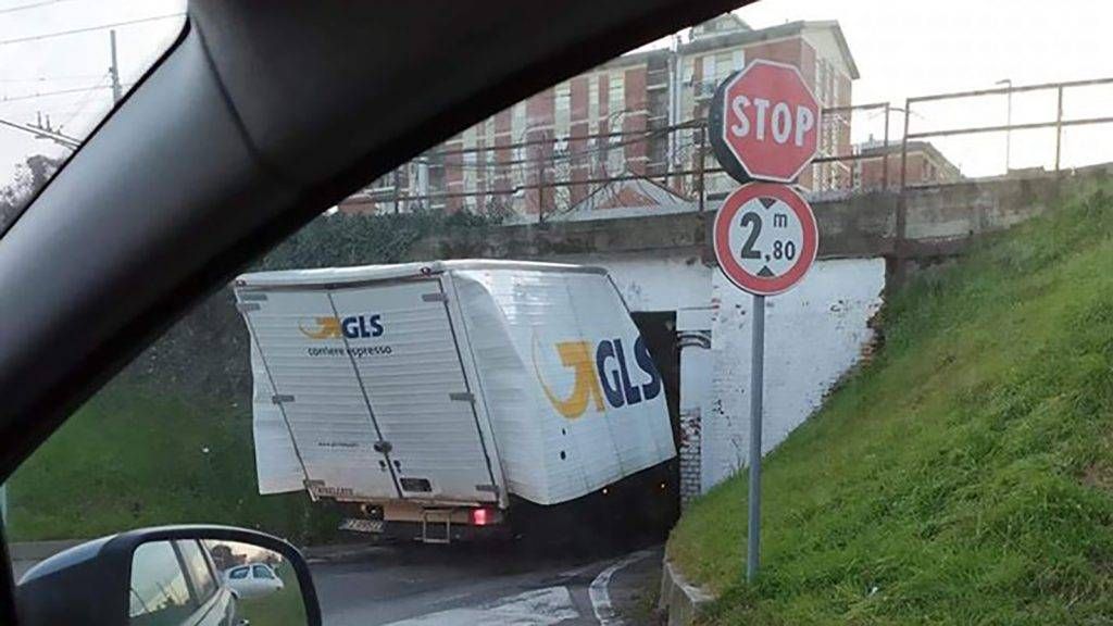 Treni: ritardi sulla Saronno Seregno, furgone incastrato a Desio trenord treni ritardi 1024x576