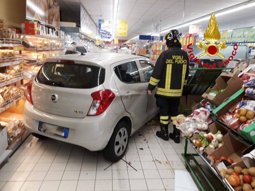 Luino: auto sfonda le porte del supermercato e finisce tra gli scaffali | FOTO Autosupermercato2 1024x768