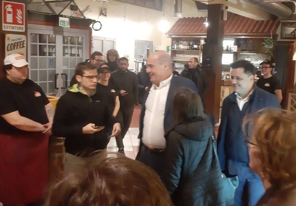 Zingaretti a Bollate nella pizzeria in cui doveva esibirsi Niko Pandetta | FOTO zingaretti Bollate