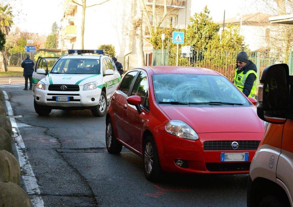 Caronno, uomo investito da un’auto davanti all’asilo nido caronno investito