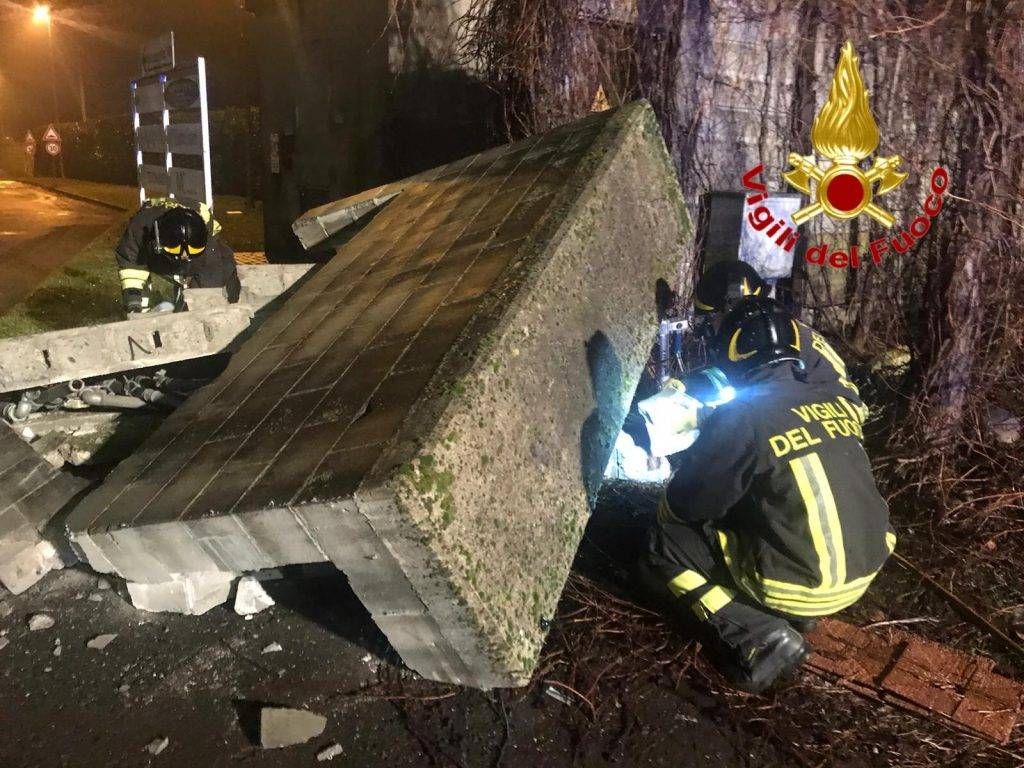 Caronno, camion abbatte i contatori del gas e scappa. Caccia al tir final 1024x768