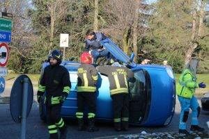 garbagnate auto ribaltata 300x200