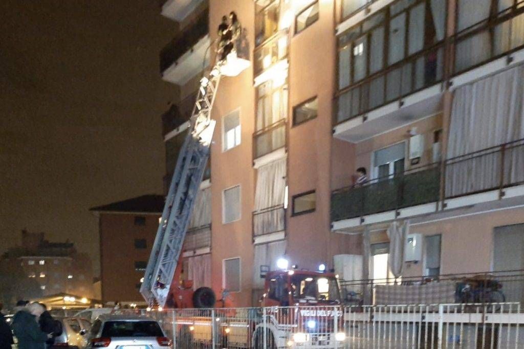 Senago, tubo rotto: appartamento allagato. Pompieri mobilitati con l’autoscala | FOTO pompieri senago allagamento 1024x683