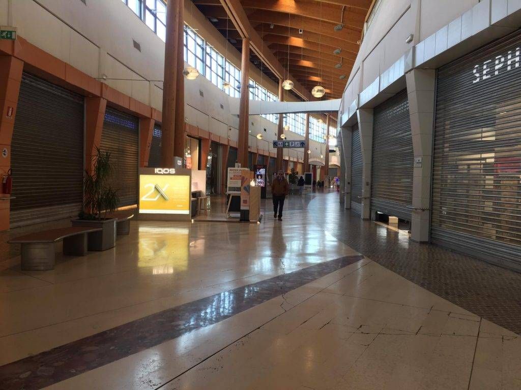 Coronavirus, centri commerciali chiusi ad Arese, Paderno e Limbiate: dubbi e divieti centro commerciale Limbiate