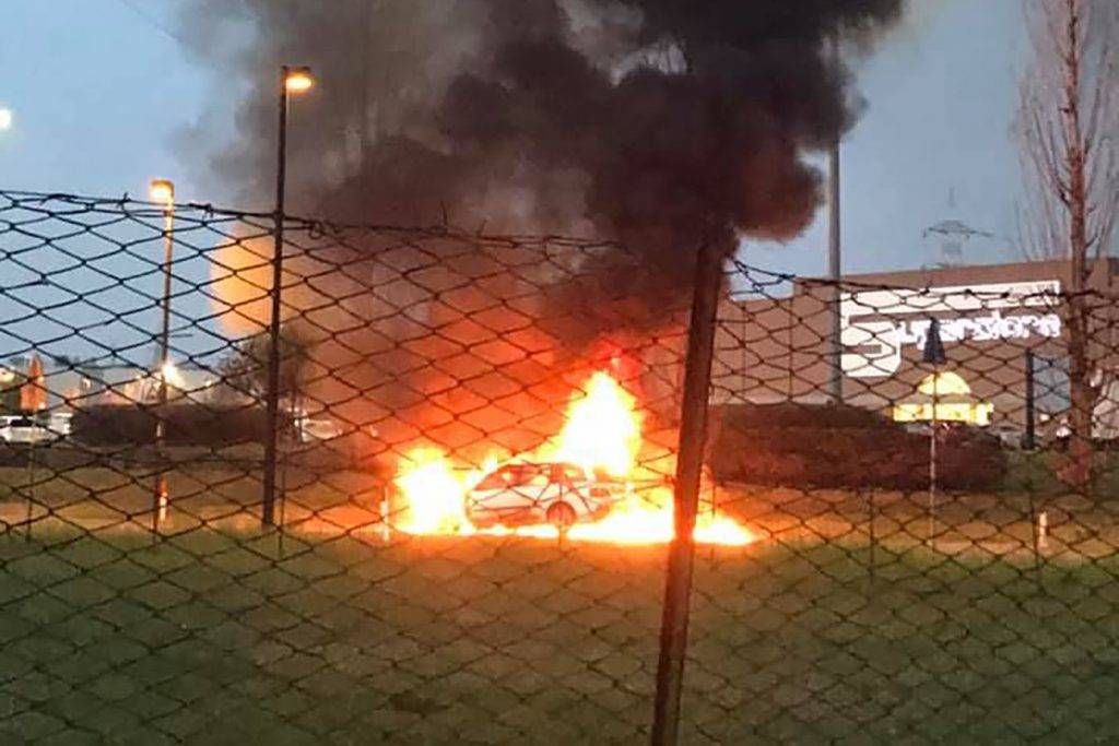 Varedo, auto in fiamme davanti all’Esselunga: paura e nessun ferito auto fiamme varedo 1024x683