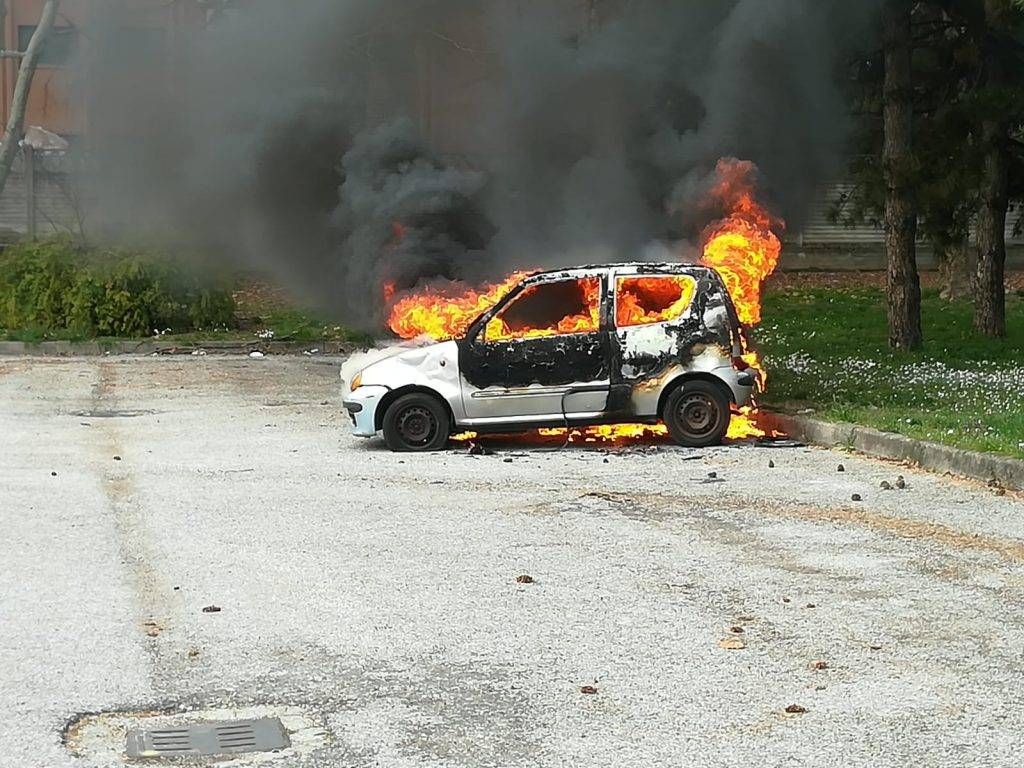 Paderno, auto in fiamme: incendio doloso ai tempi del coronavirus | FOTO auto incendiata 1 1024x768
