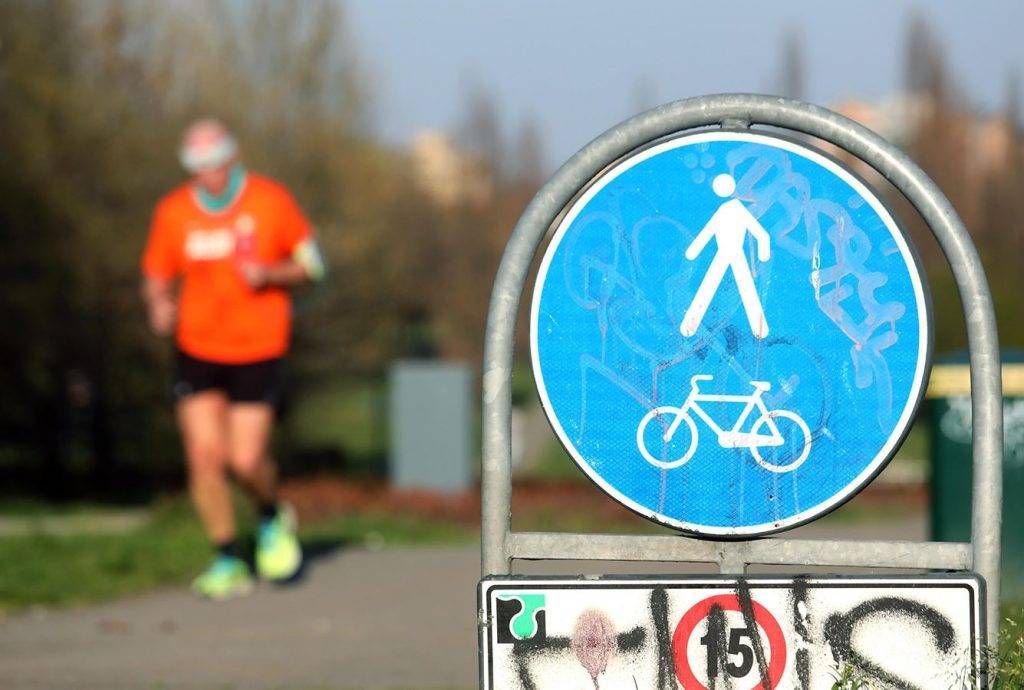 Covid, mascherine obbligatorie all’aperto (con eccezioni): multe per chi non le indossa coronavirus corsa 1024x690