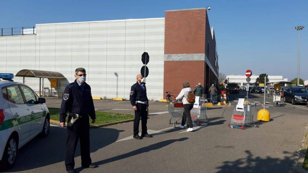 Solaro, consiglieri comunali fuori dai supermercati a vigilare sul rispetto dei turni per la spesa solaro esselunga