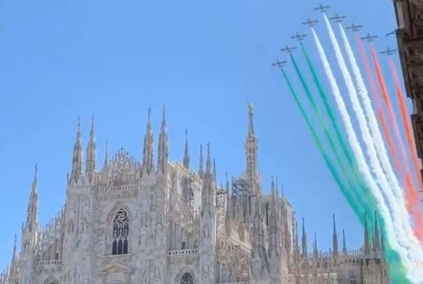 Frecce Tricolori su Milano e Codogno, un abbraccio in tempo di Covid 19 | VIDEO frecce tricolori milano