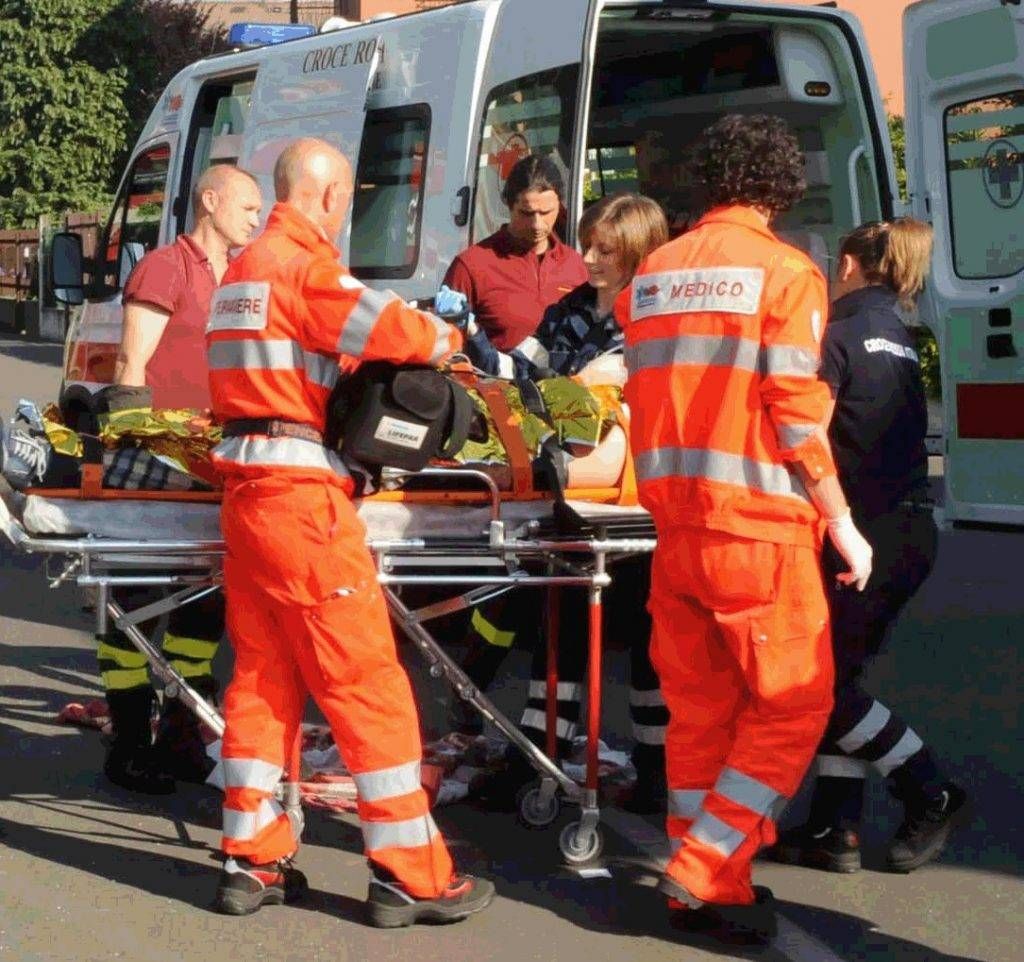 Origgio: s’impiglia l’anello, operaio perde un dito Ambulanza 1024x962