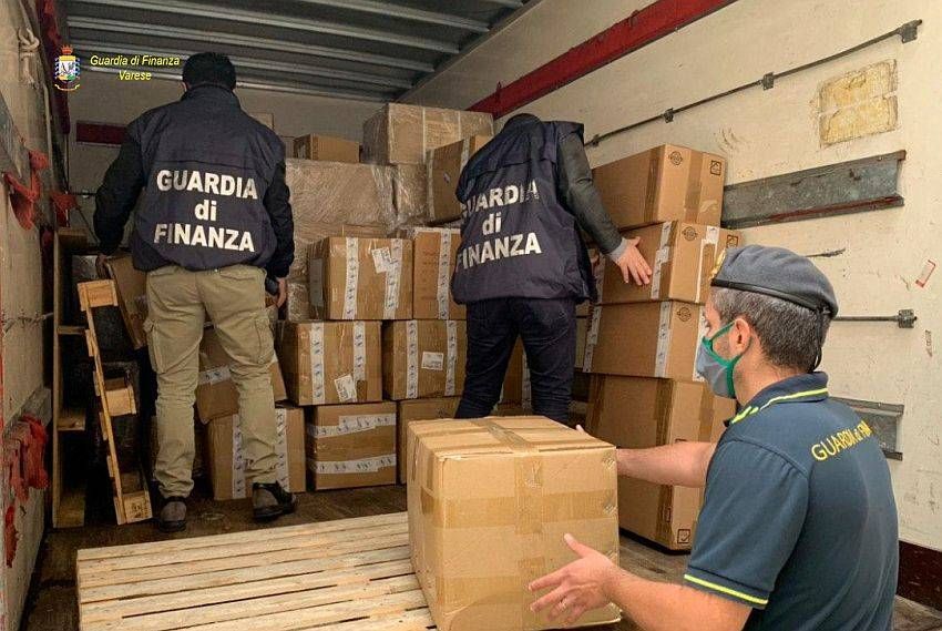 Busto Arsizio: mascherine senza marchio requisite, certificate e distribuite a enti e ospedali | VIDEO Guardia Finanza mascherine